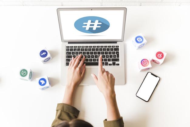 КАК ДА ИЗПОЛЗВАМЕ #HASHTAG ВЪВ FACEBOOK Колаж с лаптоп